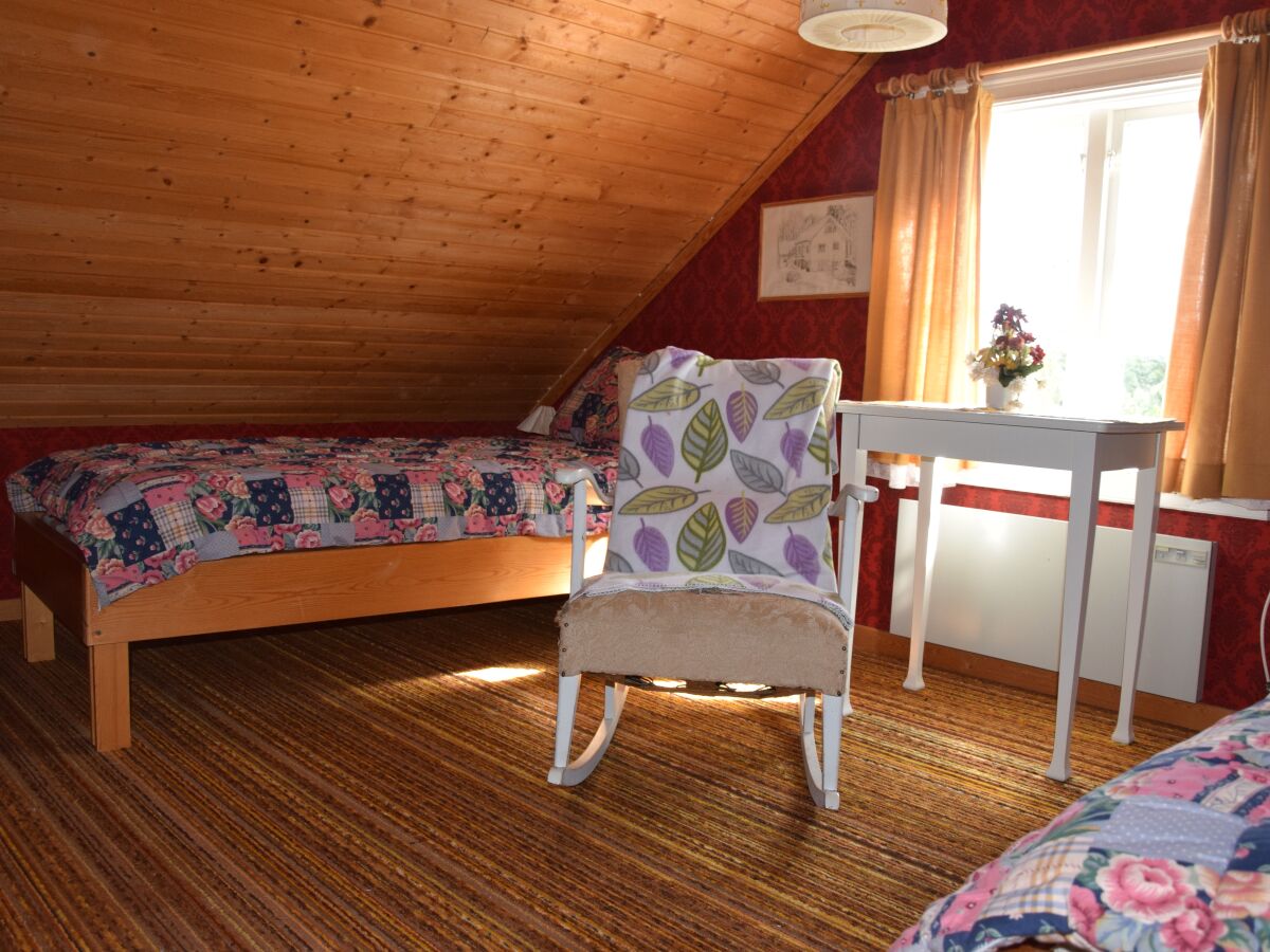 Schlafzimmer 2 mit 2 Einzelbetten Tisch & Schaukelstuhl