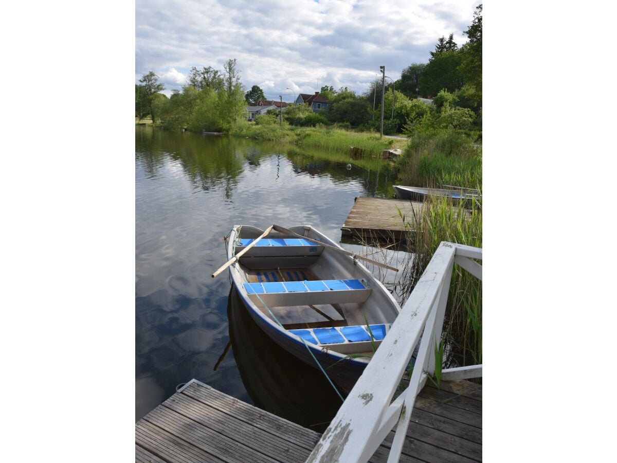 modernes hochwertiges unsinkbares Boot am See