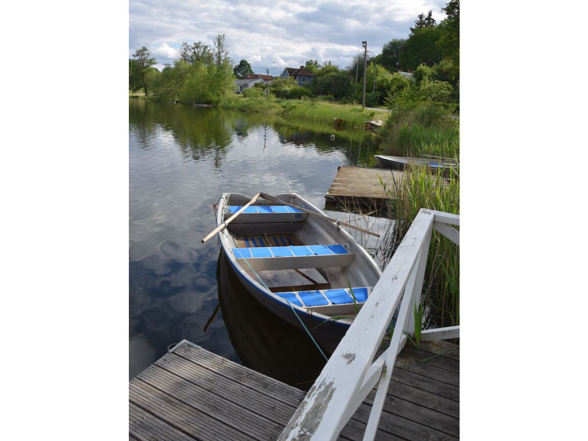 Zum Haus gehört ein modernes Boot an idyllischem See