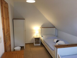 Schlafzimmer 2 linkes Bett