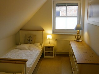 Schlafzimmer 2 rechtes Bett