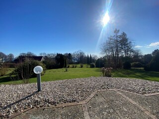 Terrasse: Blick in den Garten