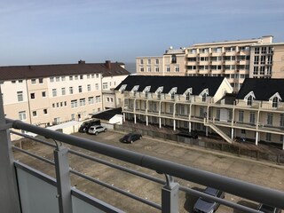 Blick vom Balkon über die Häuser zum Meer