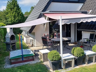 Terrasse mit Markise und Sonnensegel