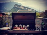 Grill mit Blick auf den Monte Brione