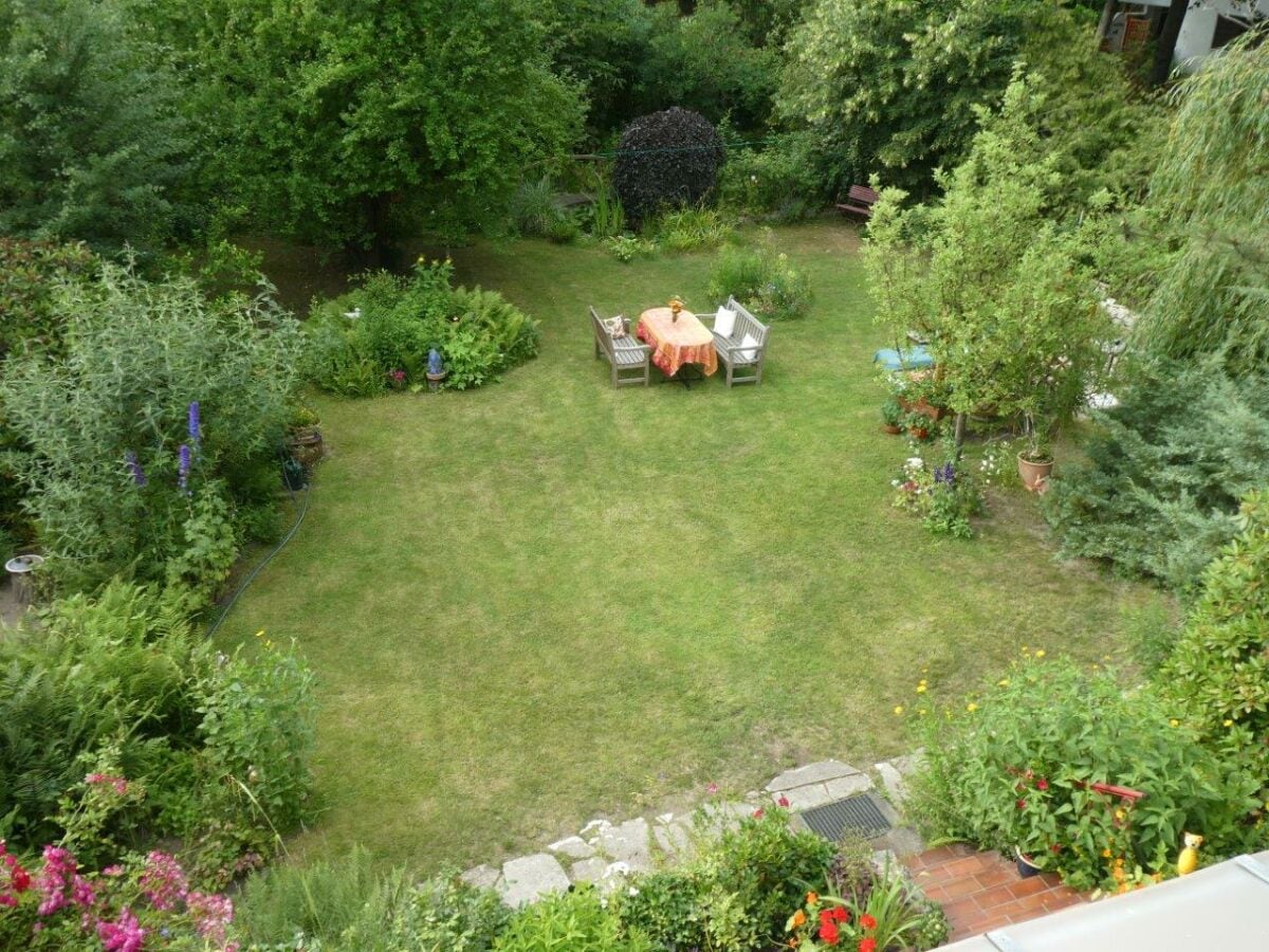 Blick in den Garten von der Terrasse im ersten Stock