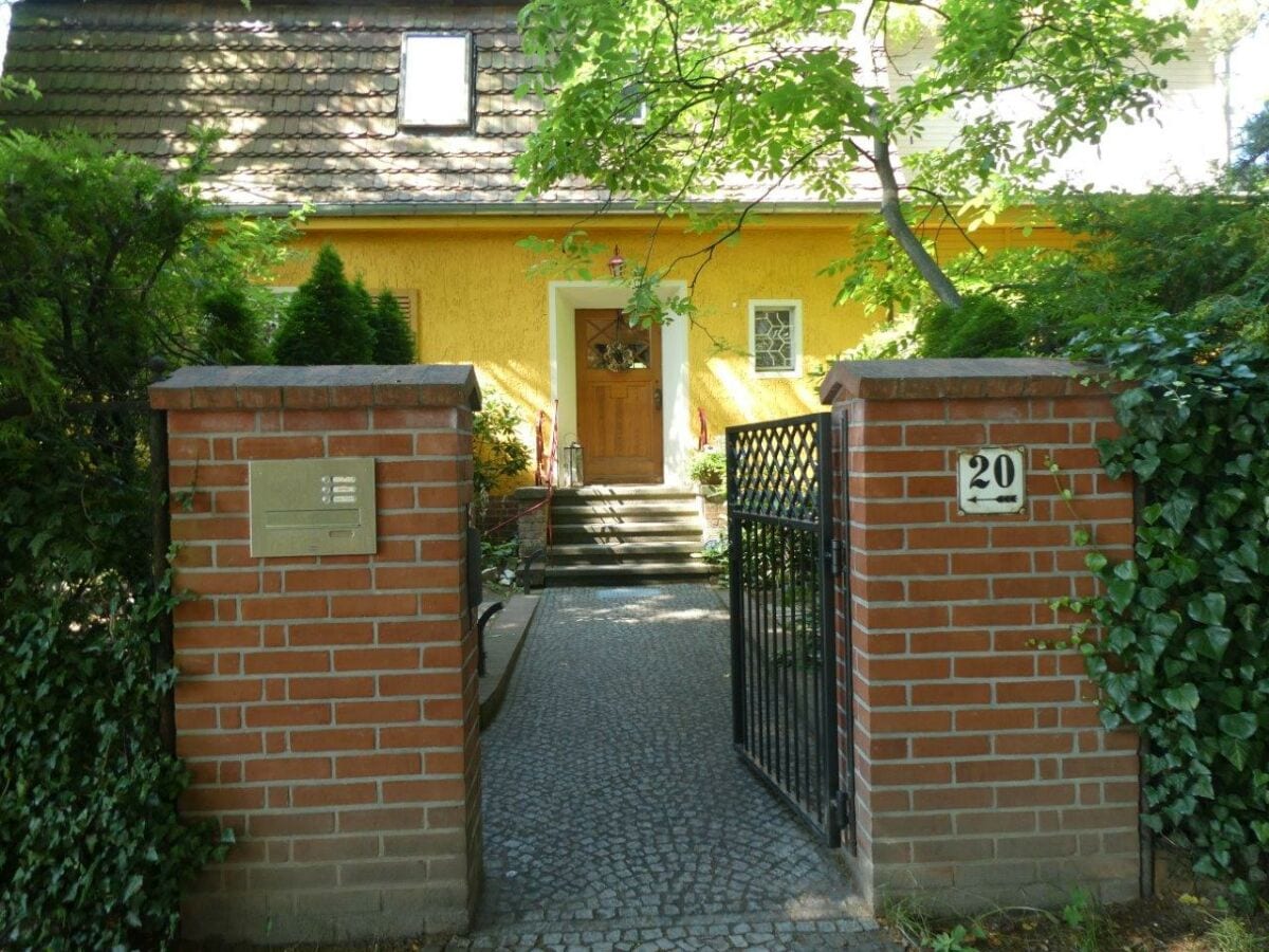 Eingang zum Haus Freiwaldauer Weg 20