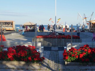 Strandpromenade mit Meerbühne