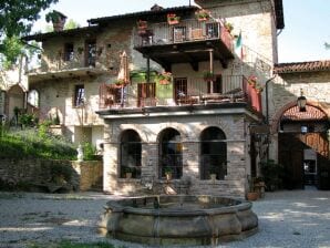 Villa in Langhe mit Pool und Weingut-Flair