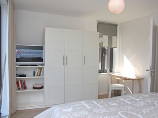 2.Schlafzimmer mit Doppelbett, TV und Schreibtisch