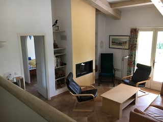 Wohnzimmer mit Blick ins grosse Schlafzimmer