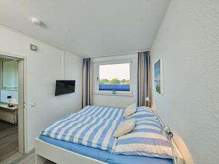 Schlafzimmer mit weiterem Fernseher