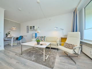 Wohnzimmer mit TV und Abendsonne