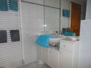 Grosszüges Badezimmer im OG mit Dusche und extra Wanne