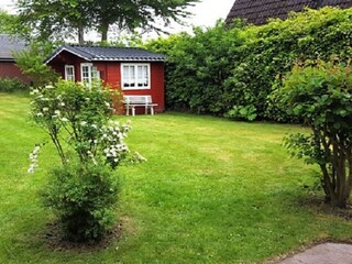 der Garten vom Haus Strandburg mit 2 Terrassen