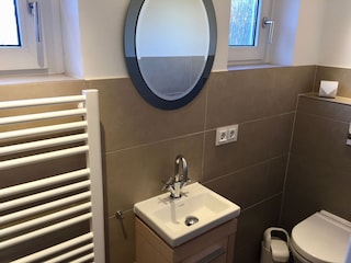 Kleines Bad - hier hohe Duschwanne/Kinderbadewanne