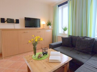 Wohnzimmer mit zusätzlichem Schrankbett