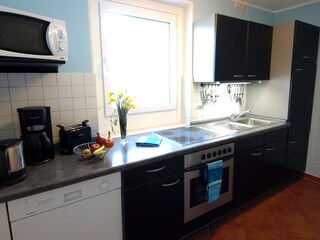 Küche mit Backofen, Spülmaschine