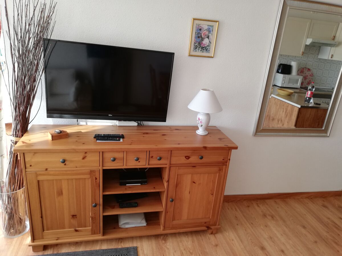 Sideboard in Wohnraum mit modernen Flachbildfernseher