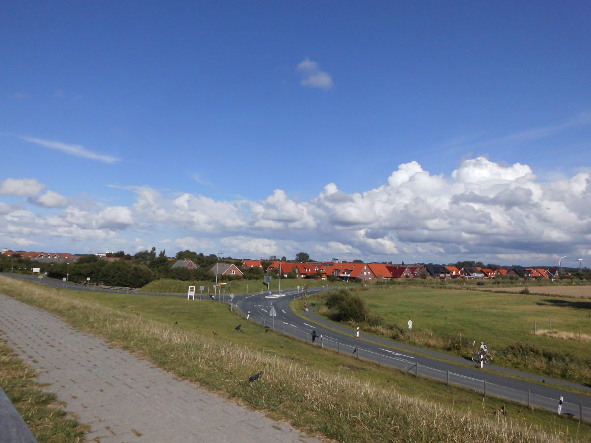 Blick vom Deich auf die Siedlung der FeWo