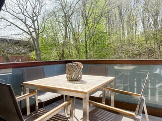 Mit Markise und Gartenmöbeln