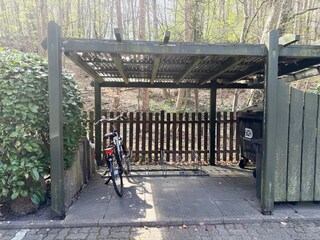 Fahrradunterstellmöglichkeit hinter dem Haus