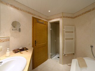 Bad mit Blick auf Dusche