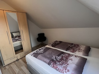 Schlafzimmer mit Schrank