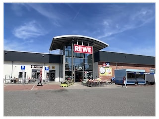 REWE um die Ecke (200 m)