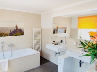 Tageslichtbad mit Badewanne