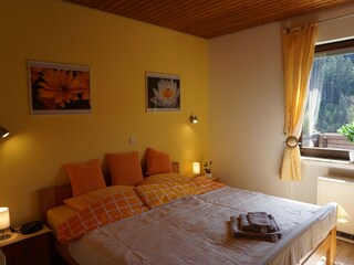 Schlafzimmer mit großem Fenster und Panoramablick