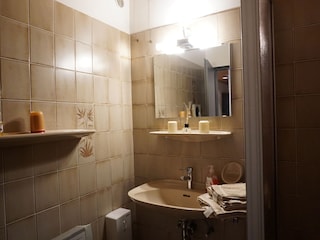 Gepflegtes und sauberes Badezimmer mit Ablüftung