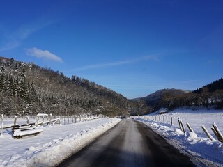Die kleine Zufahrtsstraße nach Erkensruhr im Winter2017