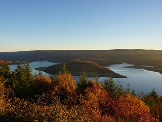 Aussichtspunkt über dem Rursee im Herbst