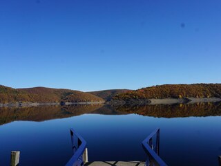 Einer der vielen Bootsanlegestellen am Rursee