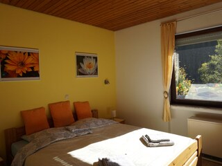 Helles Schlafzimmer mit Waldblick