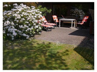 Terrasse mit Gartenmöbeln