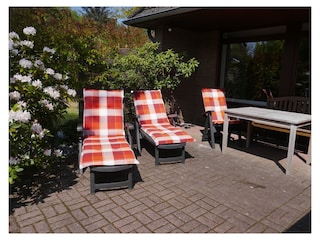 Terrasse mit Gartenmöbeln