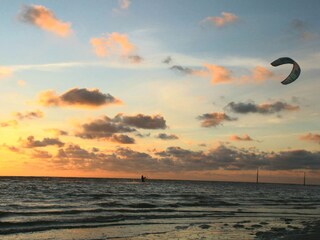 Kite surfen am Strand