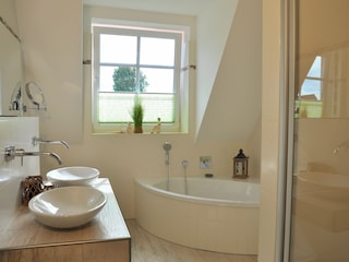 Dusch- und Wannenbad OG