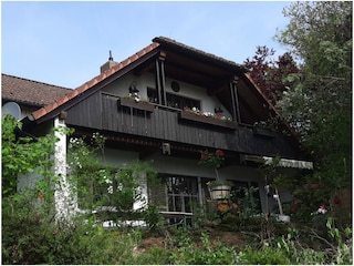 Der Blick zu dem  Balkon des Jugendzimmers im EG