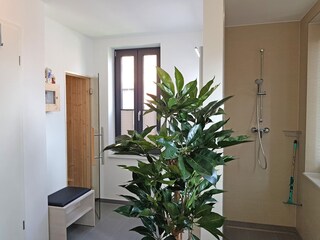 1.Badezimmer mit Dusche und zu buchbarer Sauna im 1.OG