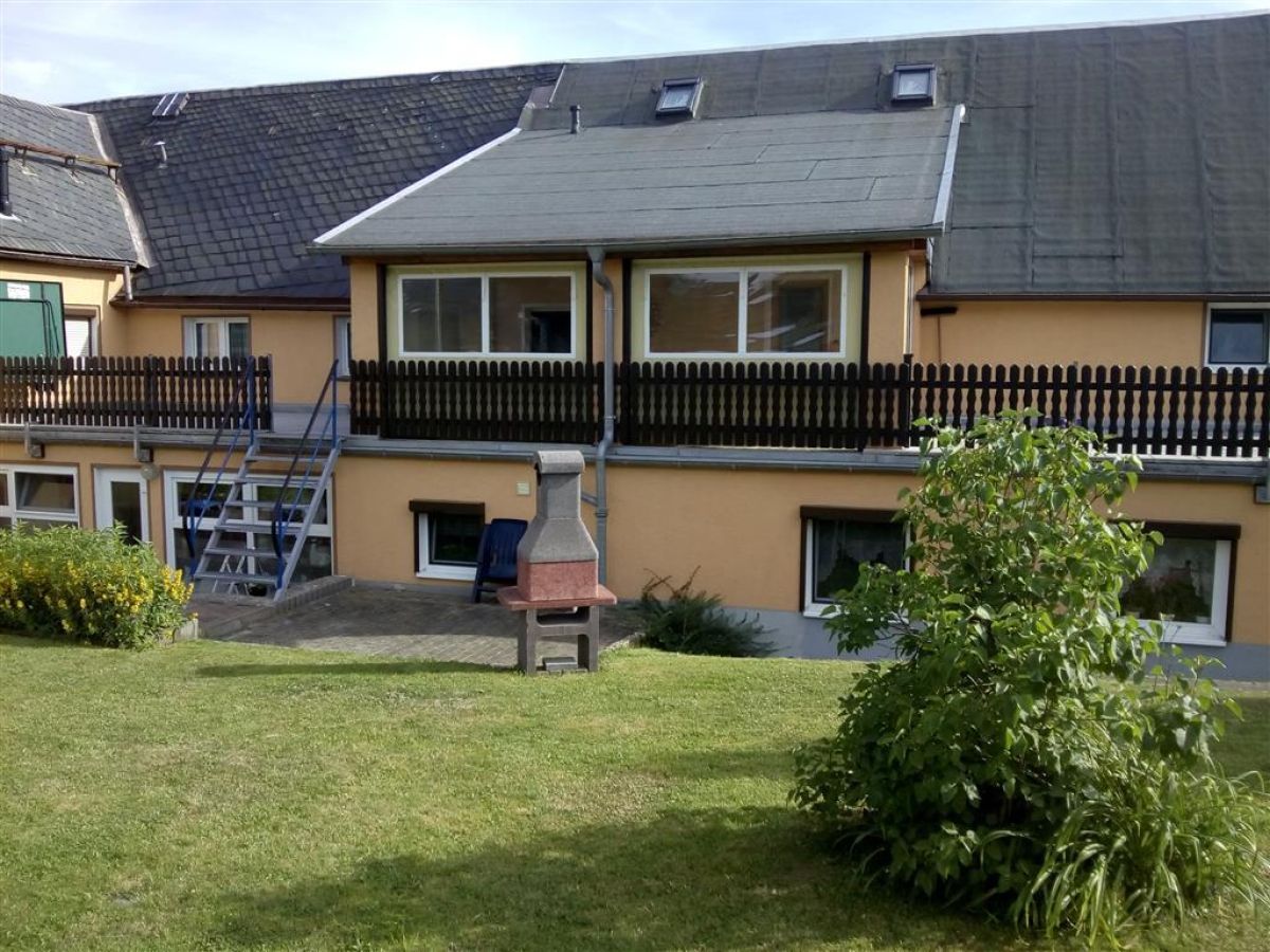 View of the terrace with garden and grill