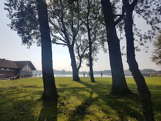 Badesee mit Strandcafé