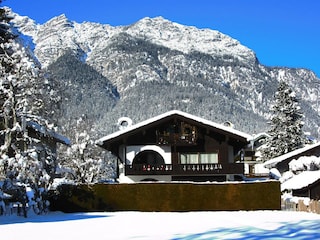 Winter Haus Burgstaller mit Kramer Berg