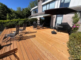grosse sonnige Terrasse am Wasser