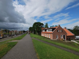 ... auf dem Deich mit Blick auf den malerischen Hafen