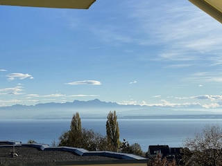 Fantastisch  ist der Blick auf See/Alpen Richtung Süden