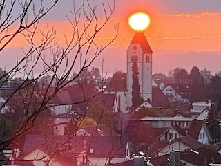 Sonnenuntergang- Sonne landet auf dem Kirchturm?