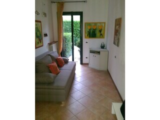 Schlafzimmer 2 mit Schlafsofa und Garten